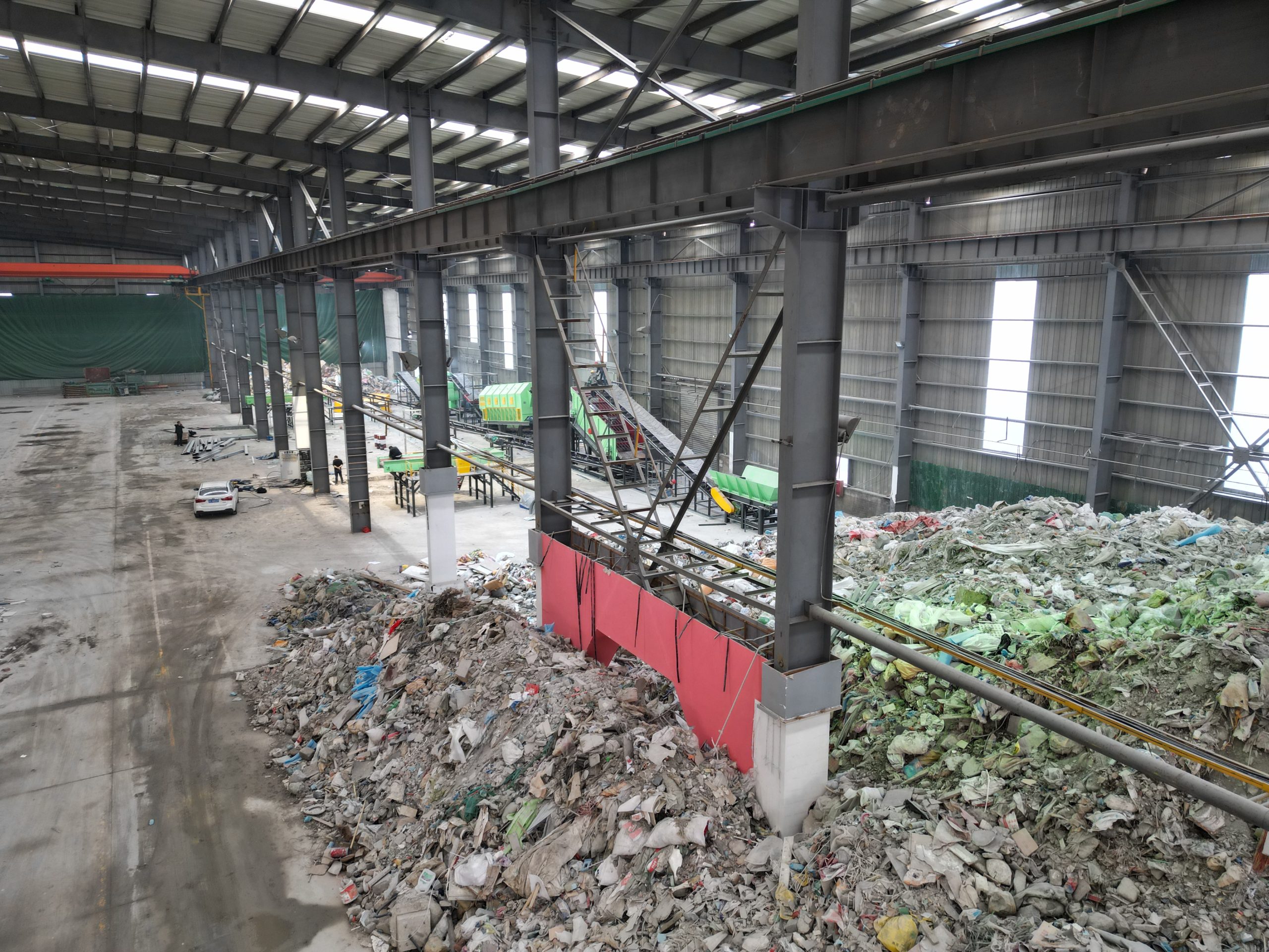 Plastic waste recycling machine