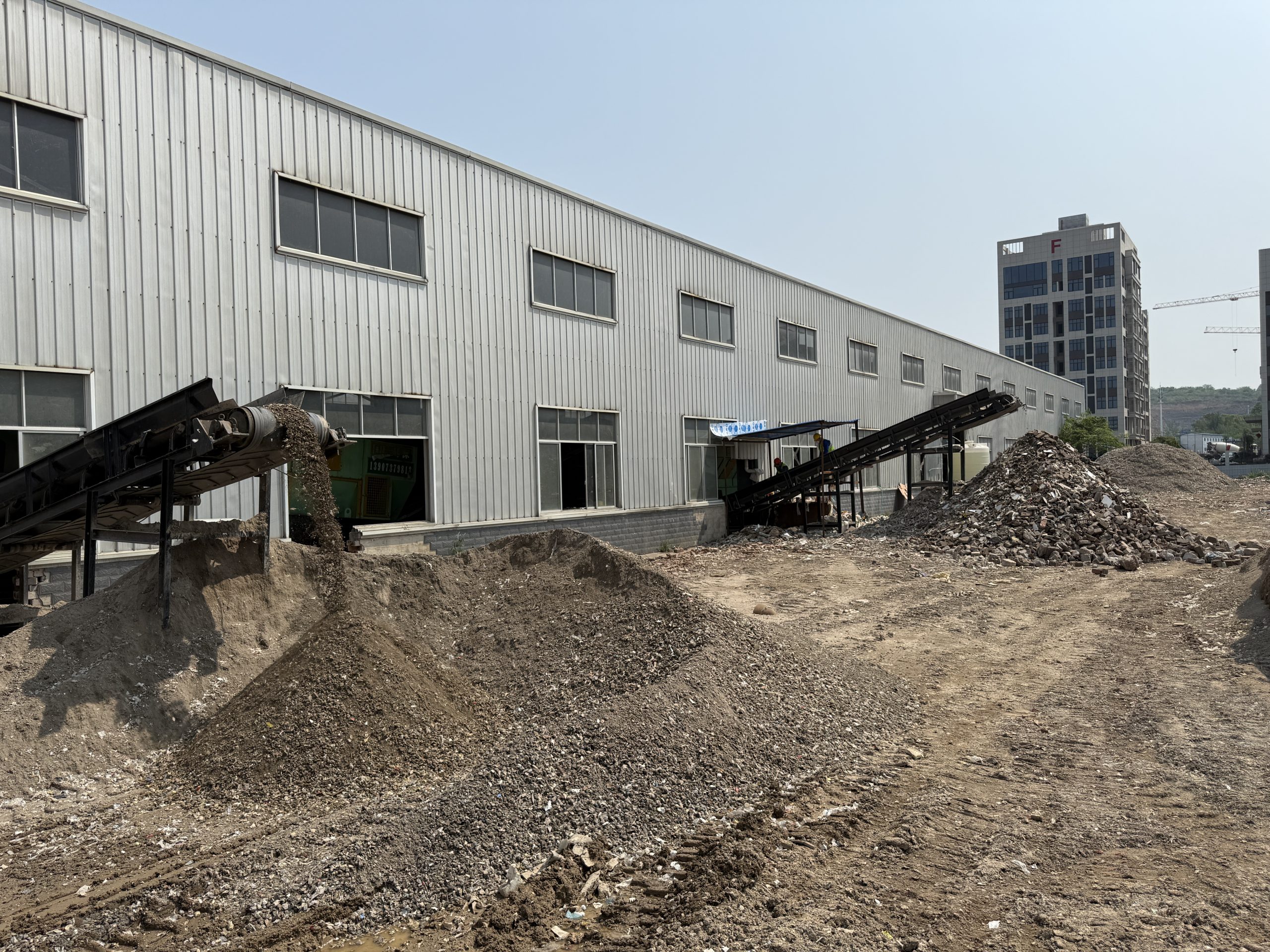 Engineering Analysis: Overcoming Mechanical Wear and Screen Blinding in C&D Waste Processing